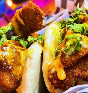 篮子里放着两个炸鸡三明治和生菜