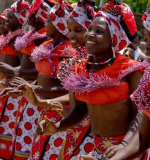 一群身着红白衣服的妇女