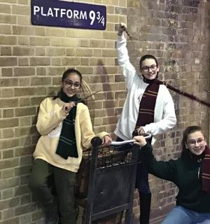 一群人在路牌下摆姿势拍照