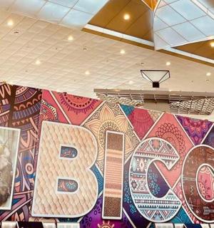 房间里有一面大墙，墙上挂着 bq 标志