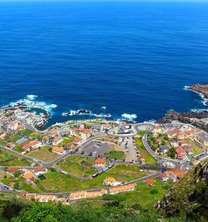 海边小镇的鸟瞰图