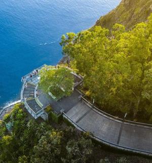 水边人行道的俯视图