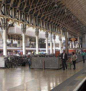 火车站里有人在等火车