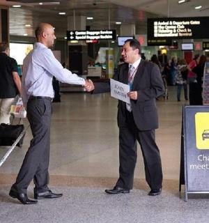 两名男子在机场航站楼握手