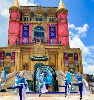 一群在建筑物前跳舞的人