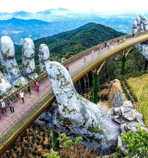 一座像巨手一样伸向高山的桥