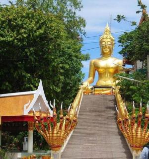 stubište koje vodi do velikog zlatnog kipa