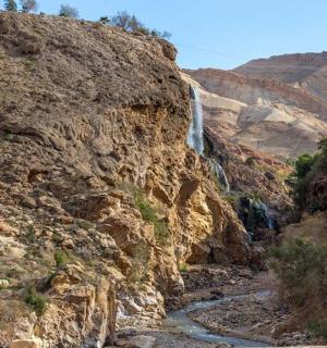 vodopád na úbočí skalnaté hory