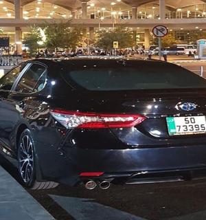 černé auto zaparkované na parkovišti