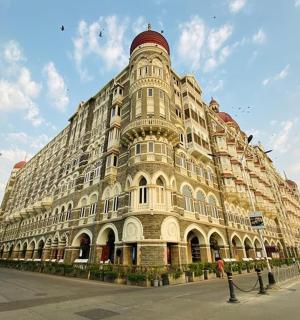 velká budova stojící na kraji ulice