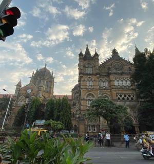 semafor před velkou budovou