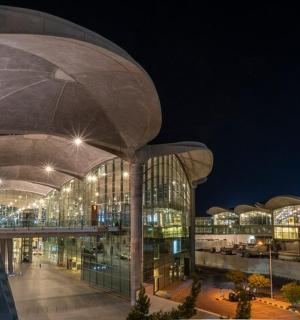 velká budova v noci s osvětlením