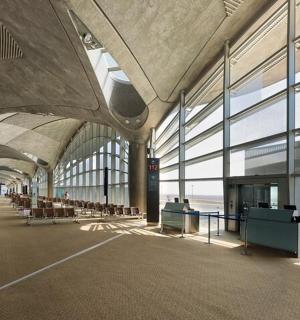 letištní terminál s velkou budovou s velkými okny