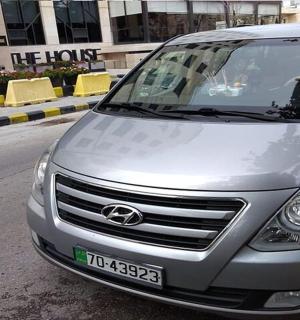 stříbrná dodávka zaparkovaná na kraji ulice