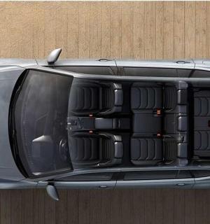 detailní záběr na přední část černého auta