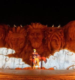 一群带灯的大型雕像