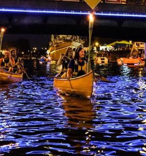 夜晚，三人在水上的船上