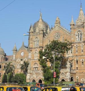 velká budova s auty zaparkovanými před ní