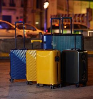 人行道上放着一堆行李箱