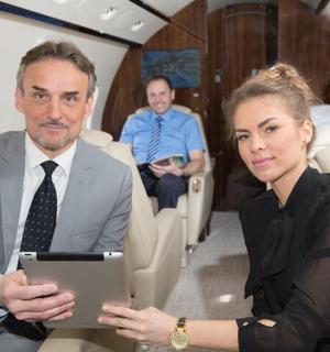 muž a žena sedící v letadle