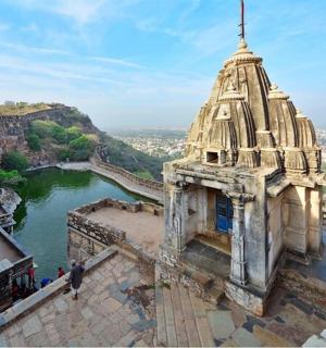 一名男子站在河边的建筑物顶上