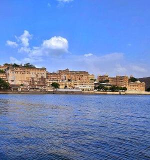 一大片水域，背景是建筑物