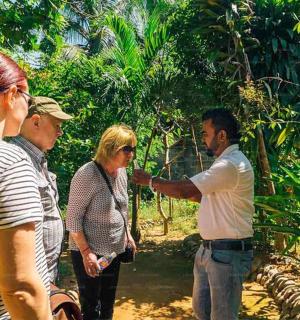 skupina lidí stojících v lese