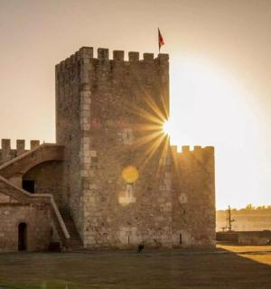 Un castillo con una bandera en la cima