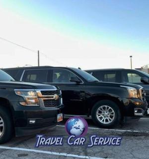 两辆黑色卡车停在停车场