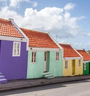 街道上一排色彩缤纷的房子
