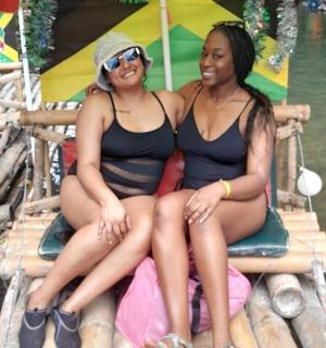 dvě ženy v plavkách sedící na voru