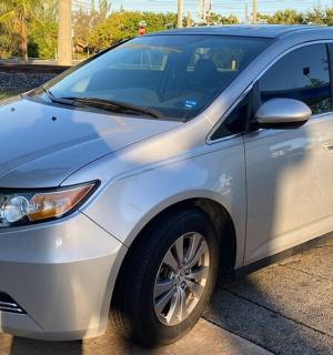 сребриста кола, паркирана на паркинг