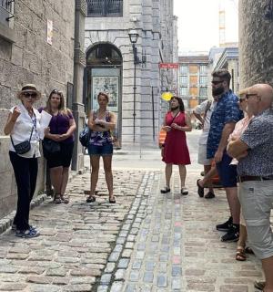 一群人站在小巷里