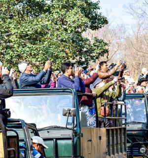 一群人坐在卡车后面