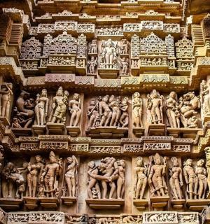 一座有很多雕像的建筑