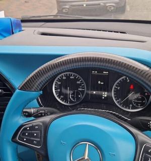 蓝色汽车仪表板的视图