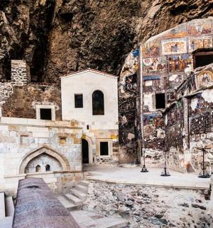 budova s mozaikami na úbočí hory