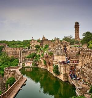 河边山顶上的城堡