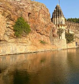 坐落在水边的长椅