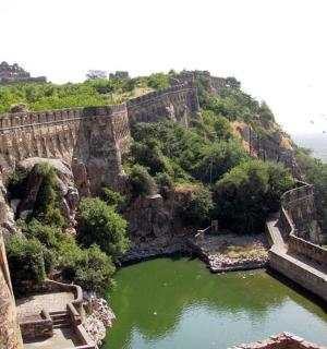 悬崖上的河流景观