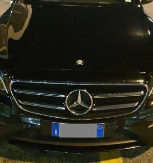 аутомобил марке Мерцедес Бенц паркиран на паркингу