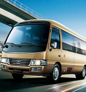 一辆货车正在高速公路上行驶