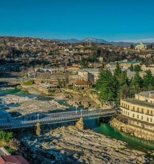 一座有河流的城市的鸟瞰图