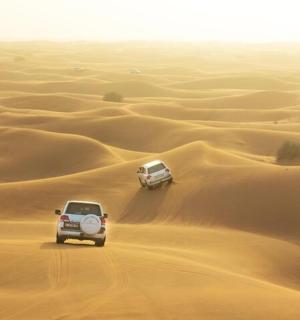 两辆汽车穿越沙漠