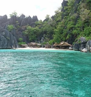 Blick auf einen Strand mit Häusern und dem Wasser