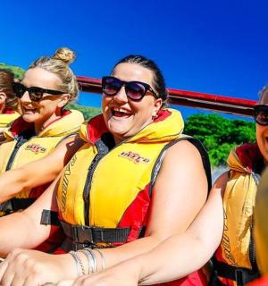 一群人在水上的船上