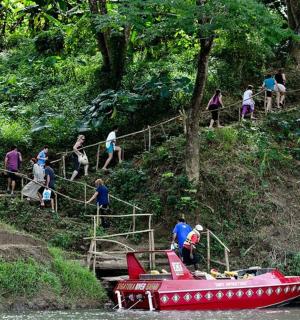 河上的一艘红船,载着人们往山上走去