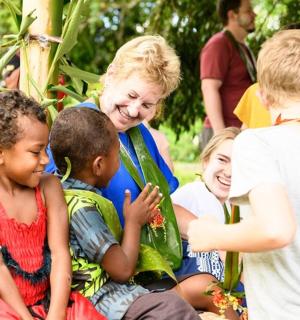 一名妇女正在与一群孩子交谈