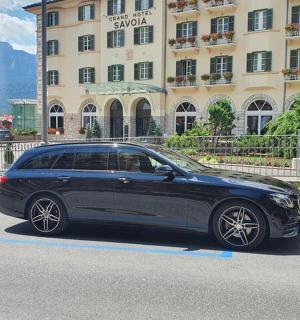 一辆黑色汽车停在一栋建筑物前