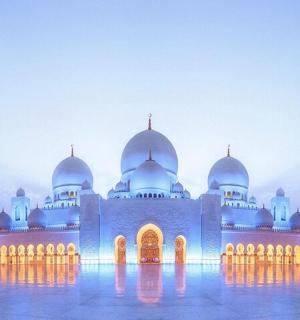 mešita s kopulemi a minarety za soumraku